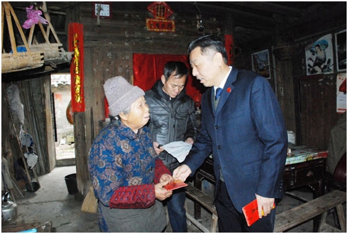 集團(tuán)工會走訪樟樹市困難戶